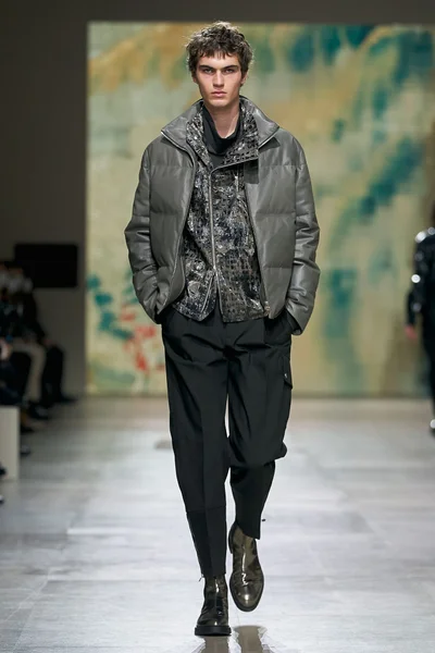Look 16